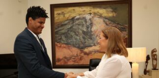 La presidenta del Parlamento de Canarias recibe a la asociación Mi Mundo en Silencio, que reivindica mayor apoyo a las familias con implantes cocleares
