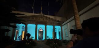 El Parlamento de Canarias iluminado para conmemorar el Día de las Lenguas de Signos