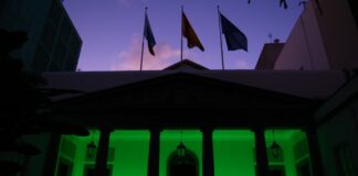 La fachada del Parlamento se ilumina de verde por el Día Mundial del Alzheimer