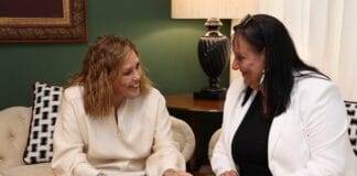 La presidenta del Parlamento de Canarias recibe la Memoria 2024 de la Fiscalía de la Comunidad Autónoma