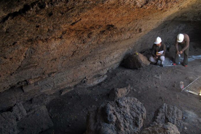 Interior del yacimiento en el Tubo Volcánico de los Roques de García.