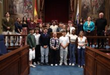 El Parlamento de Canarias celebra un pleno juvenil sobre turismo y transporte sostenible