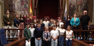 El Parlamento de Canarias celebra un pleno juvenil sobre turismo y transporte sostenible