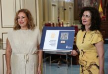 La presidenta del Parlamento de Canarias recibe los presupuestos de Canarias para 2026