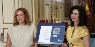 La presidenta del Parlamento de Canarias recibe los presupuestos de Canarias para 2026