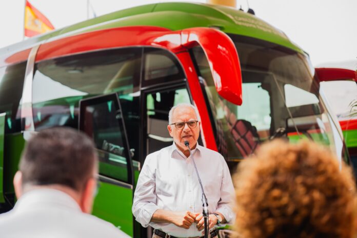 Casimiro Curbelo durante la recepcion nuevas guaguas
