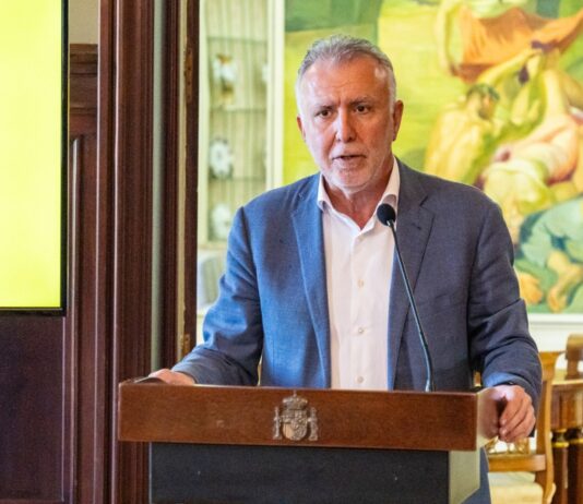 Ángel Víctor Torres acusa a Feijóo de rayar el racismo y de parecerse cada vez más a Abascal