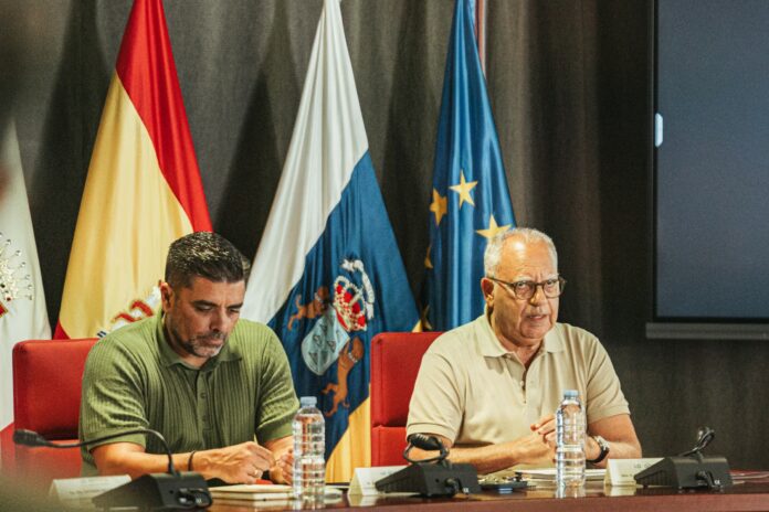 150126 El presidente del Cabildo de La Gomera, Casimiro Curbelo, y y el consejero insular de Emergencias, Héctor Cabrera