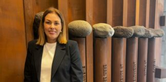 Astrid Pérez impulsa la representación de La Graciosa con una escultura en el hall del Parlamento de Canarias