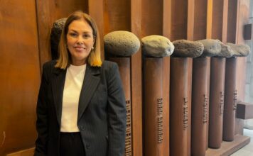 Astrid Pérez impulsa la representación de La Graciosa con una escultura en el hall del Parlamento de Canarias