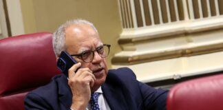 Curbelo pide “prudencia, diálogo y vías diplomáticas” ante la incertidumbre en Venezuela y refuerza el compromiso con los canarios residentes