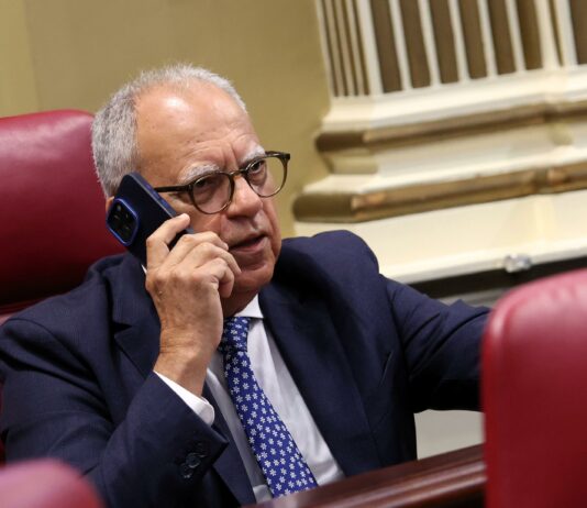 Curbelo pide “prudencia, diálogo y vías diplomáticas” ante la incertidumbre en Venezuela y refuerza el compromiso con los canarios residentes