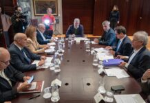 Clavijo convoca a cabildos, ayuntamientos, empresarios y sindicatos para enriquecer aún más el Decreto Canarias