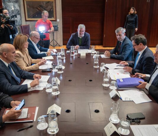 Clavijo convoca a cabildos, ayuntamientos, empresarios y sindicatos para enriquecer aún más el Decreto Canarias