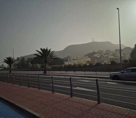 Este martes continúa la calima en Canarias que empezará a remitir al mediodía