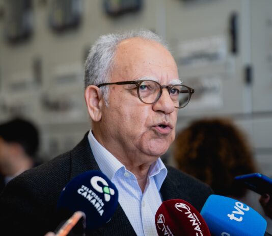 Curbelo plantea monitorear el impacto del conflicto en Oriente Medio y revisar la bonificación al combustible en las islas no capitalinas