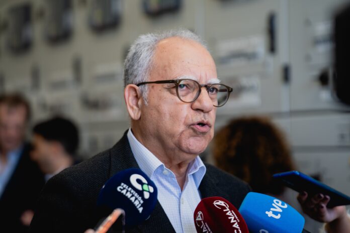 090326 Casimiro Curbelo, presidente del Cabildo de La Gomera, atendiendo a los medios de comunicación