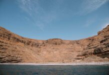 El Cabildo recupera el entorno litoral de la playa de Ereses con la retirada de más de una tonelada de residuos