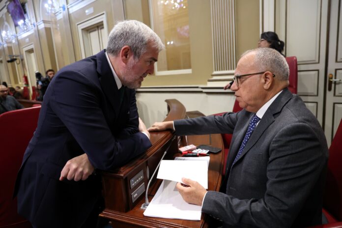 Casimiro Curbelo y Fernando Clavijo en el Parlamento de Canarias