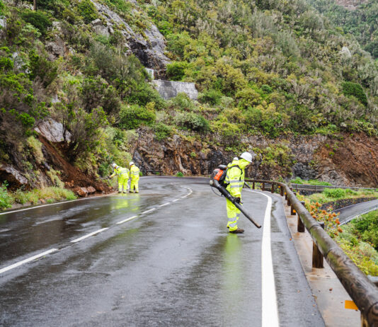 El Cabildo intensifica el operativo de conservación y mantenimiento de carreteras de cara a la Semana Santa