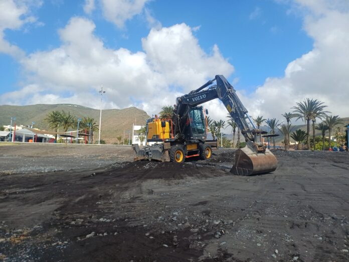 Limpieza de la playa de San Sebastián de La Gomera (Foto del Ayto de archivo del 27 de marzo de 2026)