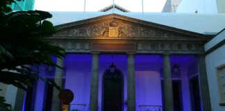 El Parlamento canario se ilumina por el autismo