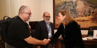 Representantes saharauis trasladan a Astrid Pérez su inquietud por la situación de los apátridas en la regularización extraordinaria de inmigrantes