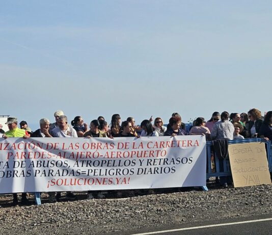 Apoyo vecinal a la concentración convocada por el Ayuntamiento de Alajeró para que se aceleren las obras de la Carretera GM-3