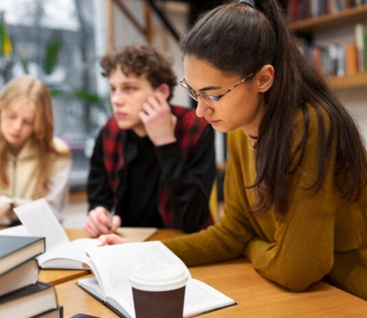 Universidades resuelve de forma definitiva 1.348 solicitudes de becas del curso 2025-2026