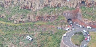 Un autobús vuelca y deja al menos un muerto y 14 heridos