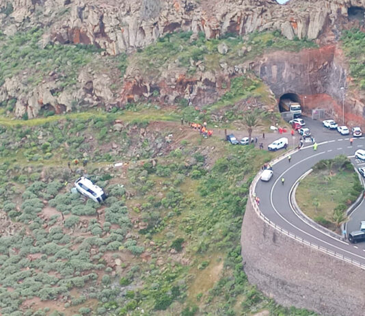 Un autobús vuelca y deja al menos un muerto y 14 heridos