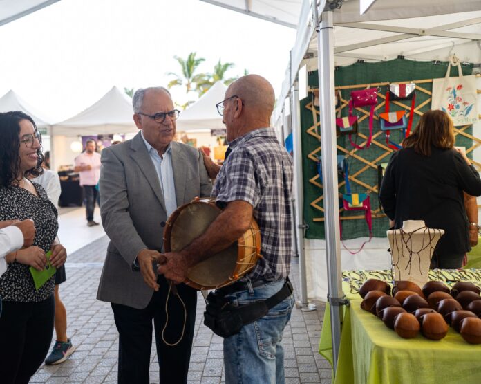 130526-casimiro-curbelo-y-cristina-ventura-durante-la-apertura-de-una-feria-de-a