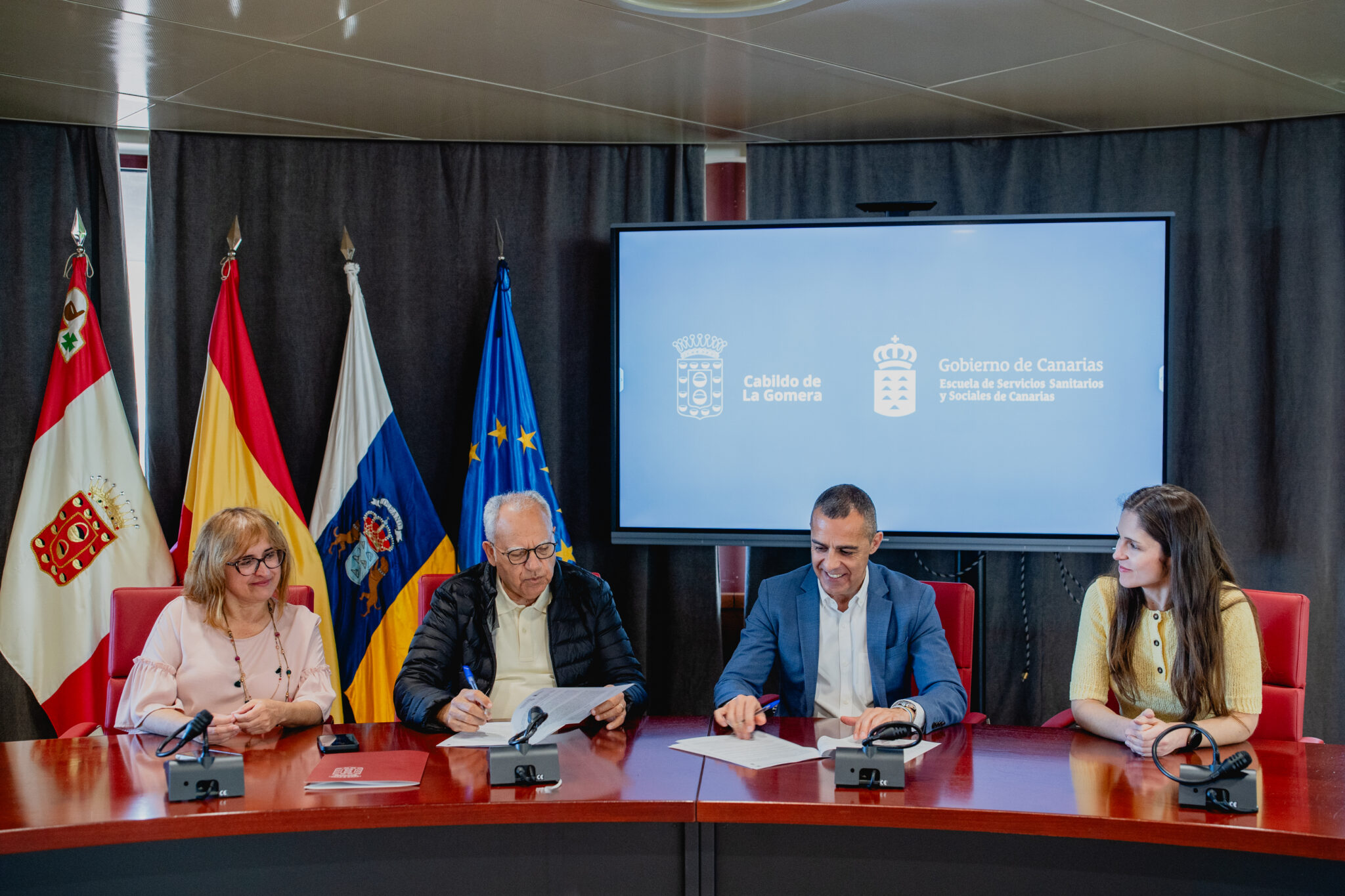El Cabildo de La Gomera y la ESSSCAN firman un convenio para reforzar ...