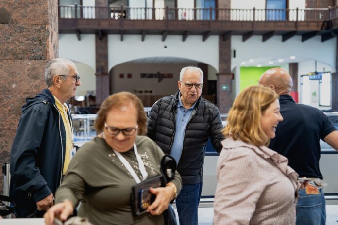 210526 Casimiro Curbelo, presidente del Cabildo, acompañando a un grupo de personas beneficiarias del programa La Gomera Viaja en una de sus salidas