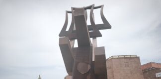 El Cabildo culmina la instalación de una escultura conmemorativa dedicada a la Ruta Colombina