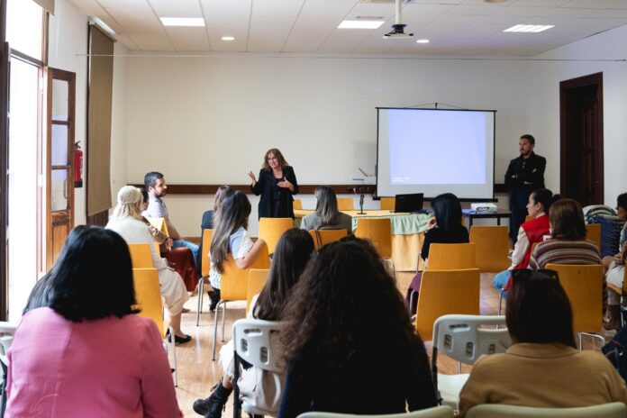 310526 Imagen de archivo de una mesa de trabajo con administraciones, asociaciones y entidades del sector social de La Gomera