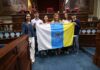 La presidenta del Parlamento entrega la bandera canaria que acompañará a los estudiantes seleccionados para la Ruta Quetzal 2026