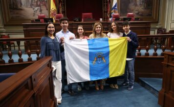 La presidenta del Parlamento entrega la bandera canaria que acompañará a los estudiantes seleccionados para la Ruta Quetzal 2026