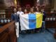 La presidenta del Parlamento entrega la bandera canaria que acompañará a los estudiantes seleccionados para la Ruta Quetzal 2026