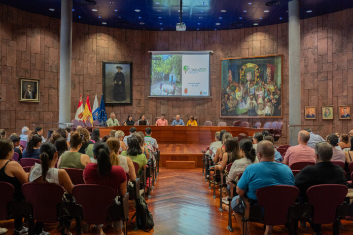 240626 Reunión con los padres, madres y tutores legales de los participantes en el Campamento de El Cedro 2026