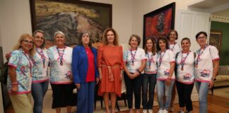 La presidenta del Parlamento recibe a las deportistas de Ámate Tenerife tras su histórico éxito internacional