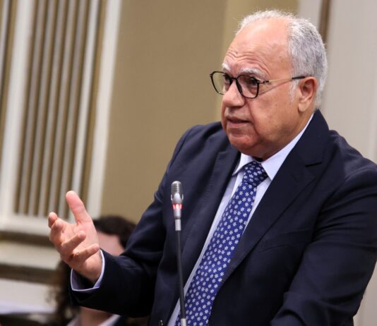 Curbelo apuesta por una estrategia permanente frente a incendios cada vez más complejos