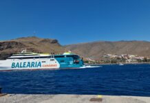 El catamarán ‘Mercedes Pinto’ de Balearia realiza prácticas ya en el puerto de San Sebastián de La Gomera