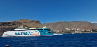 El catamarán ‘Mercedes Pinto’ de Balearia realiza prácticas ya en el puerto de San Sebastián de La Gomera