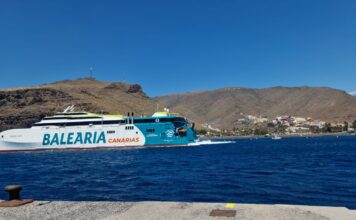 El catamarán ‘Mercedes Pinto’ de Balearia realiza prácticas ya en el puerto de San Sebastián de La Gomera