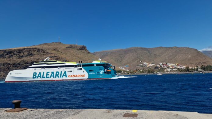 Catamarán Mercedes Pinto de Balearia en el puerto de San Sebastián de La Gomera