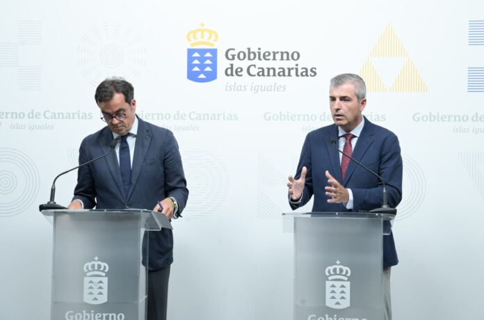 El vicepresidente del Gobierno de Canarias, Manuel Dominguez, y el director general de comercio, David Mille. jpg