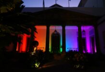 FOTONOTICIA.- La Cámara legislativa se ilumina con los colores del Orgullo