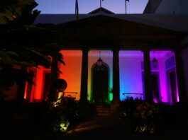 FOTONOTICIA.- La Cámara legislativa se ilumina con los colores del Orgullo