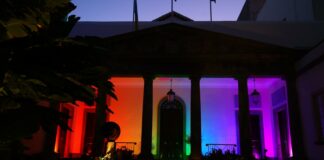 FOTONOTICIA.- La Cámara legislativa se ilumina con los colores del Orgullo